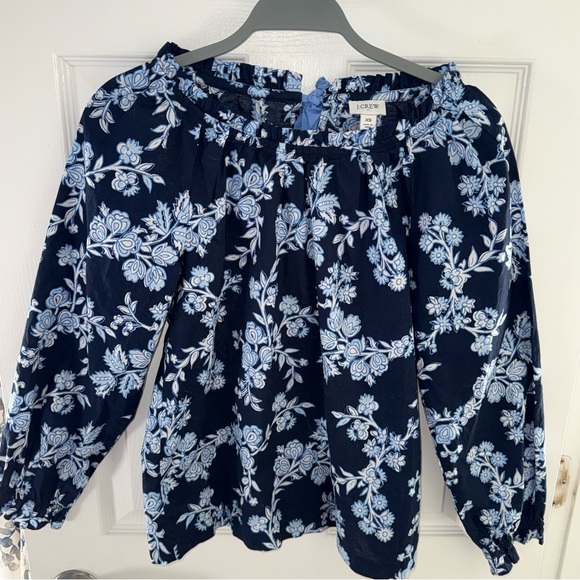 J. Crew Women’s Navy and White Floral flowy top excellent condition - Picture 4 of 6